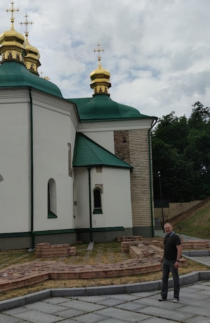 Сергей Тараненко показывает, где примерно был найден один из княжеских саркофагов. Ученый рассказал, что в XVI–XVII веках существовала практика повторного использования саркофагов: находившиеся там скелеты убирали и клали тела людей, которые недавно умерли. Ничего аморального в этом не видели. Фото автора
